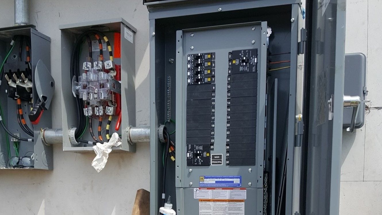 New 200-amp Square D electrical panel and meter base installed outdoors by Lightning Bay Electric during a service upgrade in Tampa, FL